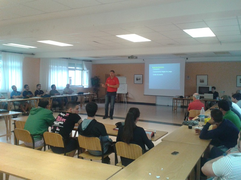 &quot;Stage&quot; del Comit&eacute; Navarro de &aacute;rbitros con un t&eacute;cnico de la Federaci&oacute;n Espa&ntilde;ola de Baloncesto.